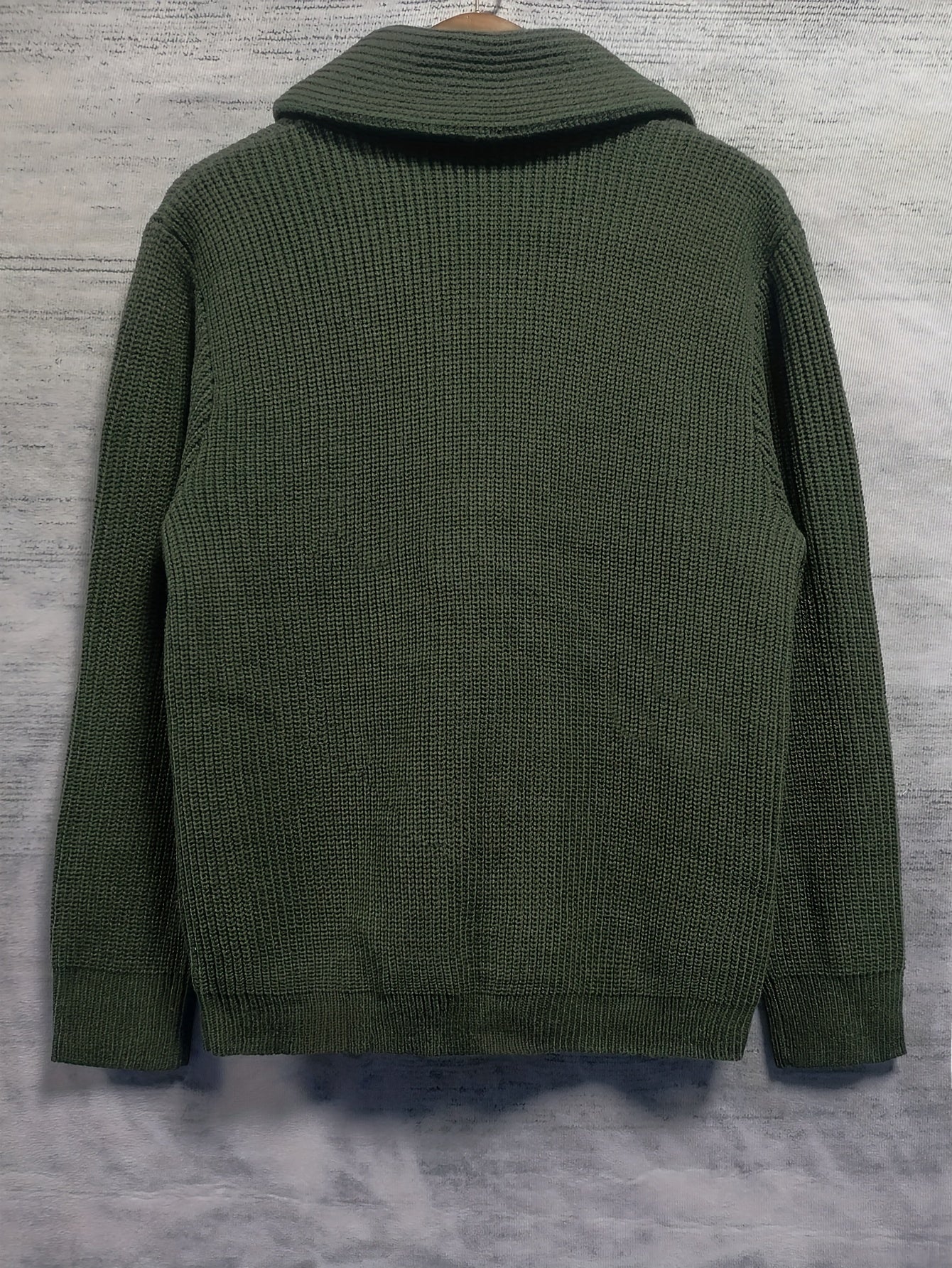 Maglione verde in maglia pesante, collo alto, maniche lunghe, design classico. Perfetto per l'inverno, moda uomo, abbigliamento casual.
