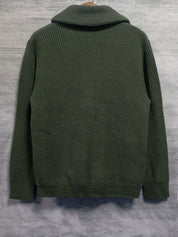 Maglione verde in maglia pesante, collo alto, maniche lunghe, design classico. Perfetto per l'inverno, moda uomo, abbigliamento casual.
