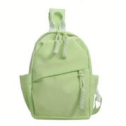 Zaino verde chiaro in tessuto resistente, con tasche laterali e chiusura a zip. Design moderno, ideale per scuola o viaggio. Accessorio unisex.