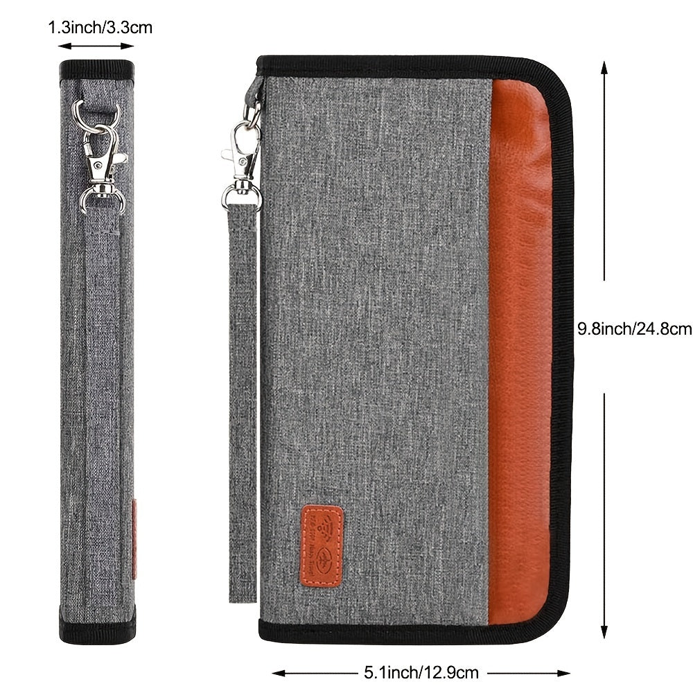 Custodia organizer in tessuto grigio e pelle marrone, dimensioni 24,8x12,9 cm, con cerniera e gancio metallico. Ideale per viaggi e accessori.