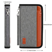 Custodia organizer in tessuto grigio e pelle marrone, dimensioni 24,8x12,9 cm, con cerniera e gancio metallico. Ideale per viaggi e accessori.