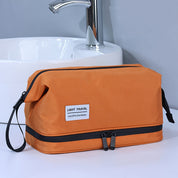 Borsa da toilette arancione con cerniera, design compatto, ideale per viaggi. Materiale resistente all'acqua, perfetta per organizzare accessori bagno.