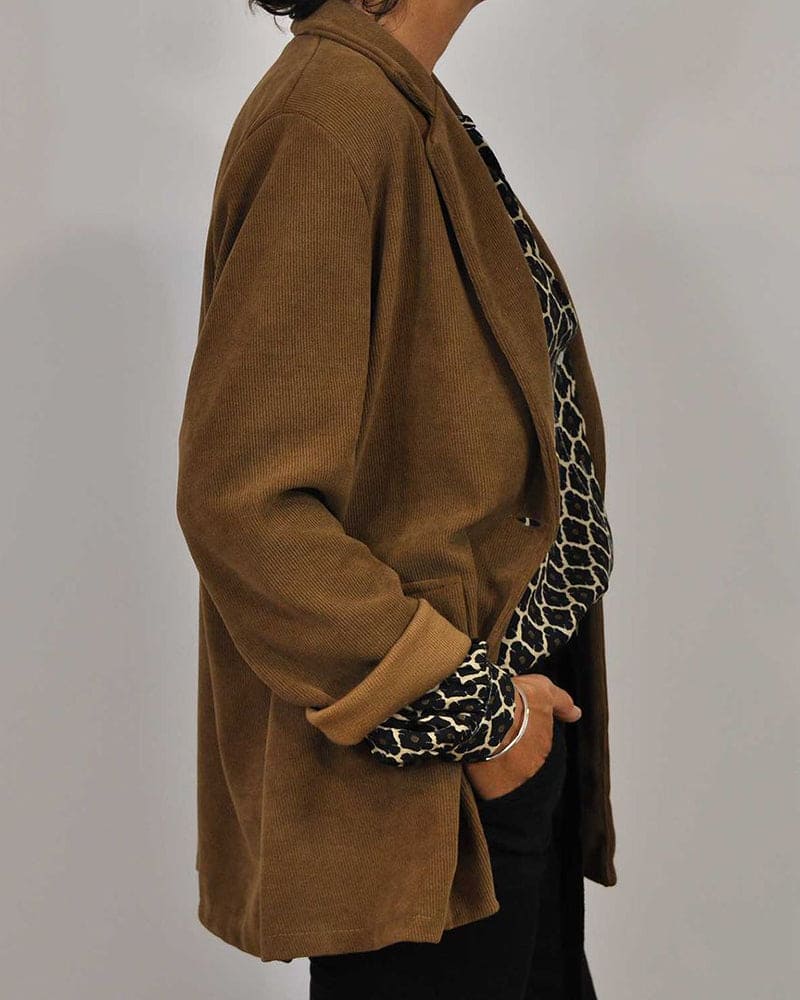 Giacca marrone donna, stile casual, tessuto morbido, abbinata a maglia con stampa animalier. Moda autunno, abbigliamento femminile elegante.