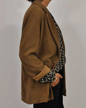 Giacca marrone donna, stile casual, tessuto morbido, abbinata a maglia con stampa animalier. Moda autunno, abbigliamento femminile elegante.