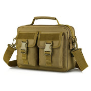 Borsa a tracolla tattica in nylon marrone con doppie tasche frontali, chiusure a fibbia e manico superiore. Ideale per outdoor e viaggi.