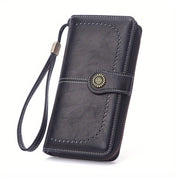 Portafoglio in pelle nera con cinturino da polso, chiusura a bottone decorativa, design elegante e funzionale, ideale per uomo e donna.