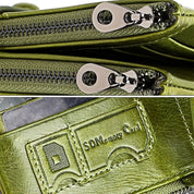 Portafoglio in pelle verde con doppia cerniera e scomparto per scheda SD. Design elegante e funzionale, ideale per organizzare carte e contanti.