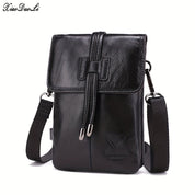 Borsa a tracolla in pelle nera da uomo, design elegante e compatto, con chiusura a fibbia e tracolla regolabile. Accessorio moda versatile.
