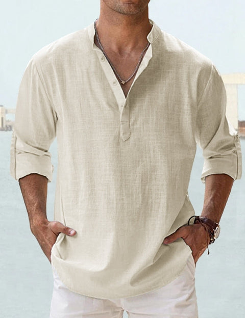 Camicia uomo lino beige, maniche lunghe arrotolate, stile casual estivo, scollo a V con bottoni, perfetta per look eleganti e rilassati.