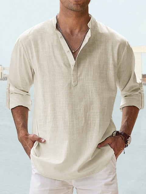 Camicia uomo lino beige, maniche lunghe arrotolate, stile casual estivo, scollo a V con bottoni, perfetta per look eleganti e rilassati.