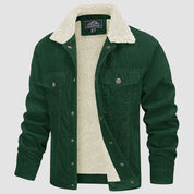 Giacca in velluto a coste verde scuro con fodera in pelliccia sintetica, colletto sherpa, bottoni metallici, tasche frontali. Moda uomo autunno inverno.