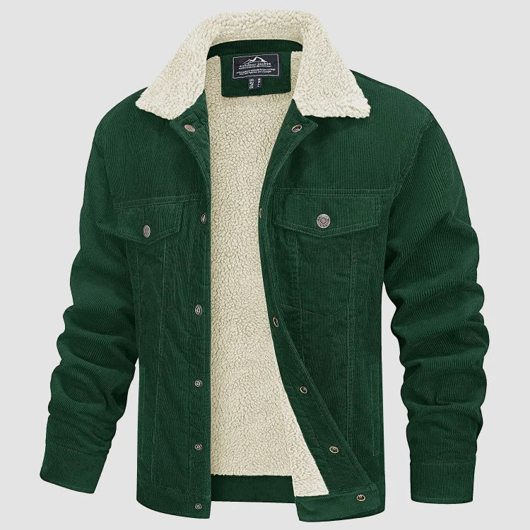 Giacca in velluto a coste verde scuro con fodera in pelliccia sintetica, colletto sherpa, bottoni metallici, tasche frontali. Moda uomo autunno inverno.