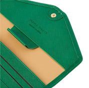 Portafoglio donna verde in pelle saffiano, design elegante con chiusura a bottone dorato, interno beige, ideale per moda e accessori di lusso.