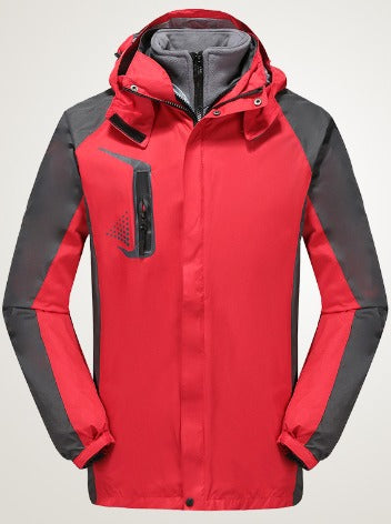 Giacca impermeabile rossa da uomo con cappuccio, dettagli neri, chiusura a zip, tasca sul petto. Ideale per escursioni e attività outdoor.