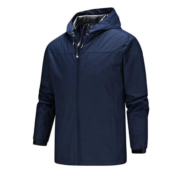 Giacca impermeabile blu scuro con cappuccio, chiusura a zip, design sportivo, ideale per outdoor e trekking. Abbigliamento uomo resistente all'acqua.