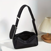 Borsa a tracolla nera in tessuto con tasca esterna e zip, design moderno, ideale per donna, accessorio moda elegante e pratico.