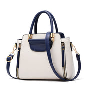 Borsa a mano elegante in pelle bianca e blu con tracolla regolabile, dettagli dorati e tasche con zip. Accessorio moda donna chic e versatile.