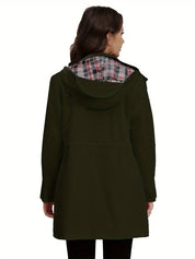 Donna con cappotto verde scuro, cappuccio foderato a quadri, vista posteriore. Moda autunnale, abbigliamento casual elegante.