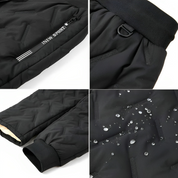 Giacca sportiva nera impermeabile, dettagliata con cerniera, polsini elasticizzati e tessuto resistente all'acqua. Ideale per attività all'aperto.