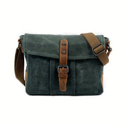 Borsa a tracolla in tela verde con dettagli in pelle marrone, fibbia in metallo, tasca frontale, ideale per uomo e donna, stile vintage casual.