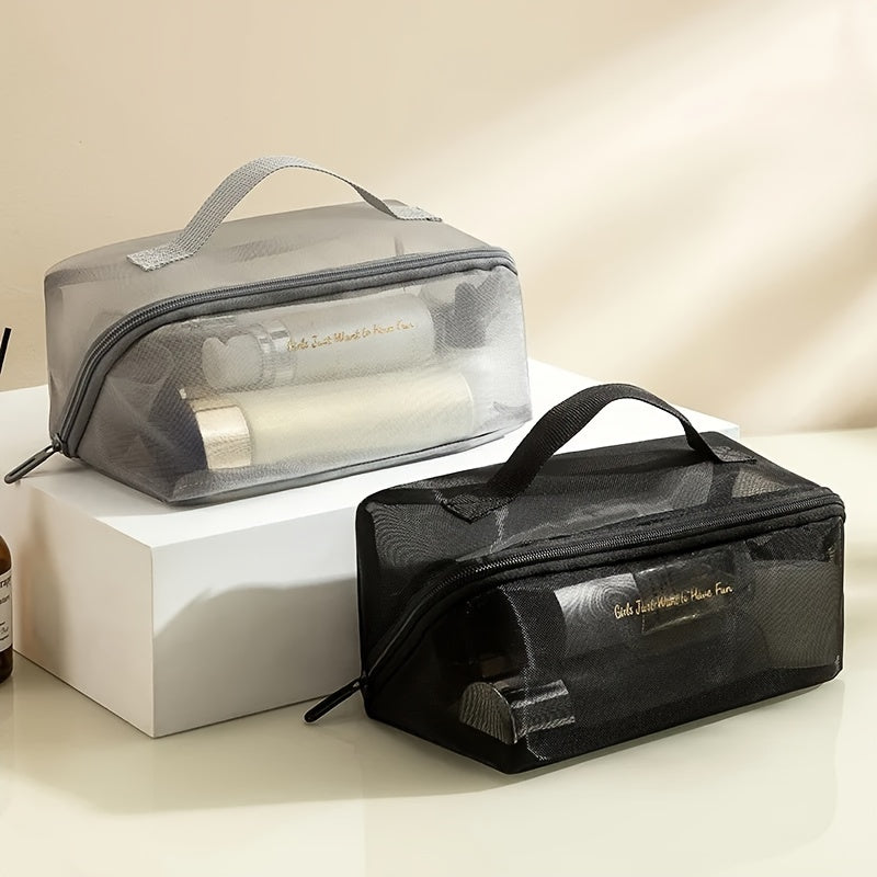 Due astucci trasparenti per cosmetici, uno grigio e uno nero, con cerniera e manico, contenenti prodotti di bellezza. Ideali per viaggio e organizzazione.