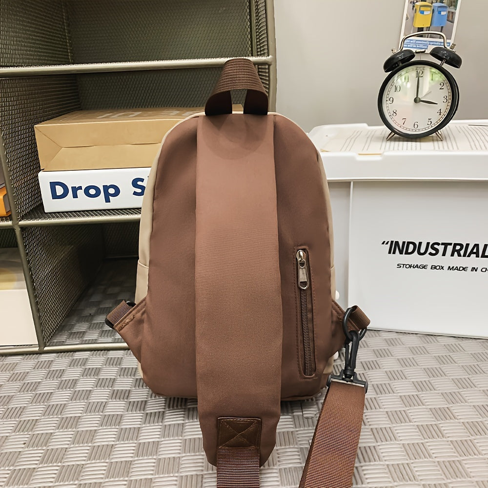 Zaino marrone con tasca con zip, cinturino regolabile, su pavimento a scacchi. Sfondo con scatole e orologio. Design moderno e funzionale.