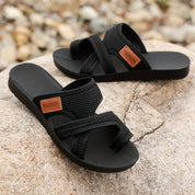 Sandali neri da uomo su roccia, design intrecciato, suola antiscivolo, etichetta "Fashion", ideali per estate e spiaggia.