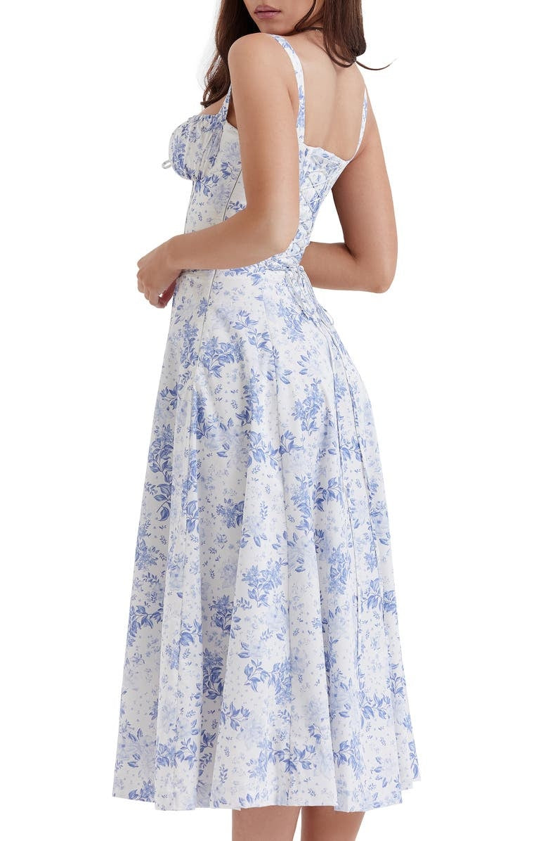 Abito estivo donna floreale bianco e blu, lunghezza midi, spalline sottili, stile casual elegante, perfetto per la moda primavera estate.
