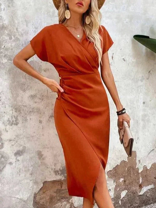 Abito arancione elegante da donna, stile estivo, con cintura in vita e spacco laterale. Perfetto per occasioni casual e moda estiva.