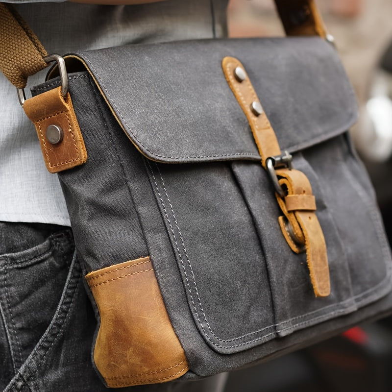 Borsa a tracolla in tela grigia con dettagli in pelle marrone, fibbia in metallo, design vintage, ideale per uomo, moda casual e urbana.