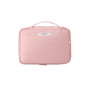 Borsa trucco rosa con manico, design compatto e etichetta frontale. Ideale per organizzare cosmetici. Accessorio viaggio essenziale.
