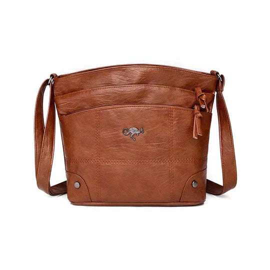 Borsa a tracolla in pelle marrone, design elegante con tasca frontale e logo inciso. Accessorio moda donna, stile casual chic.