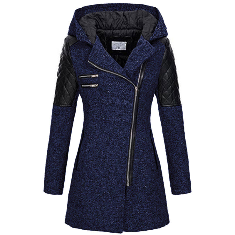 Cappotto donna invernale blu con cappuccio, zip asimmetrica, maniche in pelle trapuntata nera. Elegante e caldo, ideale per moda autunno-inverno.
