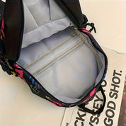 Zaino aperto con interno spazioso e tasche multiple, design floreale colorato. Ideale per scuola o viaggio. Accessorio moda pratico e versatile.