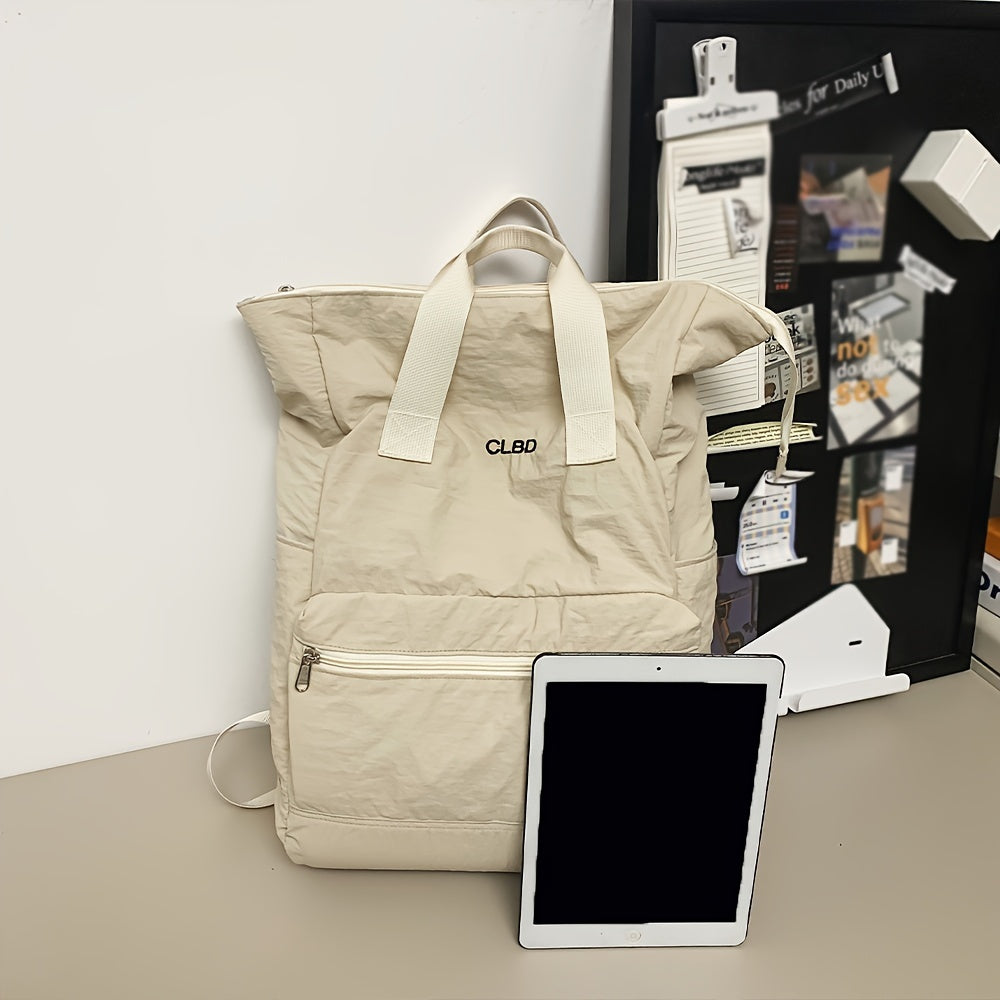 Zaino beige CLBO con tasca frontale, manici bianchi, accanto a un tablet su scrivania moderna. Accessorio moda unisex, ideale per lavoro e viaggio.