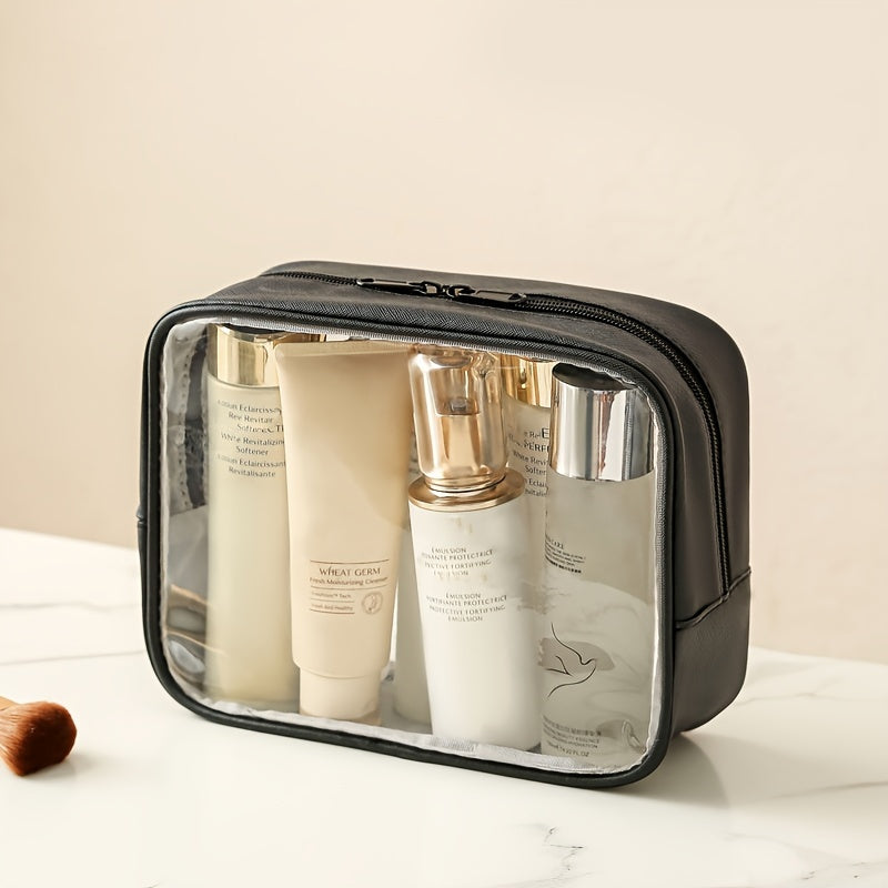 Beauty case trasparente con zip, contenente flaconi di cosmetici e crema. Ideale per viaggi, organizzazione prodotti skincare, accessori bagno.