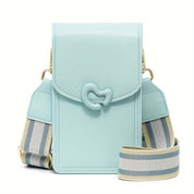 Borsa a tracolla in pelle azzurra con chiusura a forma di cuore, cinturino regolabile a righe. Accessorio moda elegante e pratico per ogni occasione.