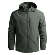 Giacca impermeabile verde scuro con cappuccio, zip frontale, tasche laterali e tasca sul petto. Abbigliamento outdoor, antivento, uomo.