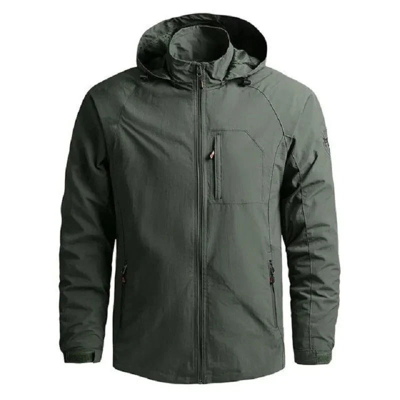 Giacca impermeabile verde scuro con cappuccio, zip frontale, tasche laterali e tasca sul petto. Abbigliamento outdoor, antivento, uomo.
