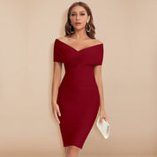 Abito rosso elegante da donna, scollo a barca, maniche corte, lunghezza al ginocchio, accessoriato con pochette bianca. Perfetto per eventi serali.