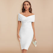 Abito bianco elegante da donna, aderente, scollo a cuore, maniche corte, lunghezza al ginocchio, accessoriato con pochette dorata.