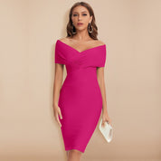 Abito da cocktail rosa fucsia aderente, scollo a cuore, maniche corte, indossato da donna con pochette bianca. Elegante e moderno.