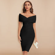 Abito nero elegante da donna, aderente, scollo a barca, maniche corte, lunghezza al ginocchio, accessoriato con pochette chiara.