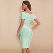 Vestito aderente verde menta, spalle scoperte, zip posteriore, elegante e moderno, perfetto per eventi serali o cocktail party.