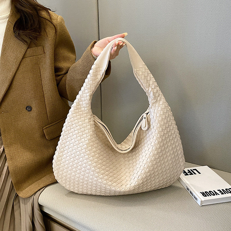 Borsa a spalla intrecciata beige, design elegante, moda donna, accessorio casual chic, perfetta per ogni occasione.