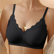 Reggiseno nero senza ferretto, design a V con bordi ondulati, tessuto a trama, spalline regolabili. Intimo comodo e elegante per donna.