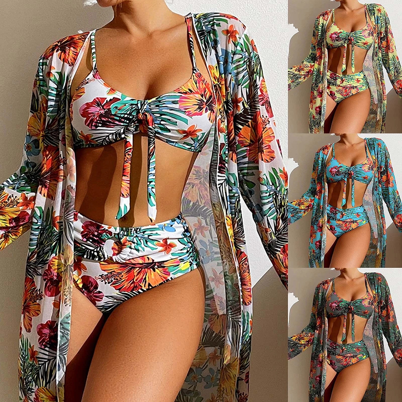 Costume da bagno donna a due pezzi con stampa floreale tropicale, abbinato a copricostume trasparente coordinato. Moda mare estiva 2023.