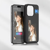 Custodia per smartphone nera con tecnologia NFC, riflesso di donna su schermo. Design elegante, protezione avanzata, compatibile con dispositivi moderni.