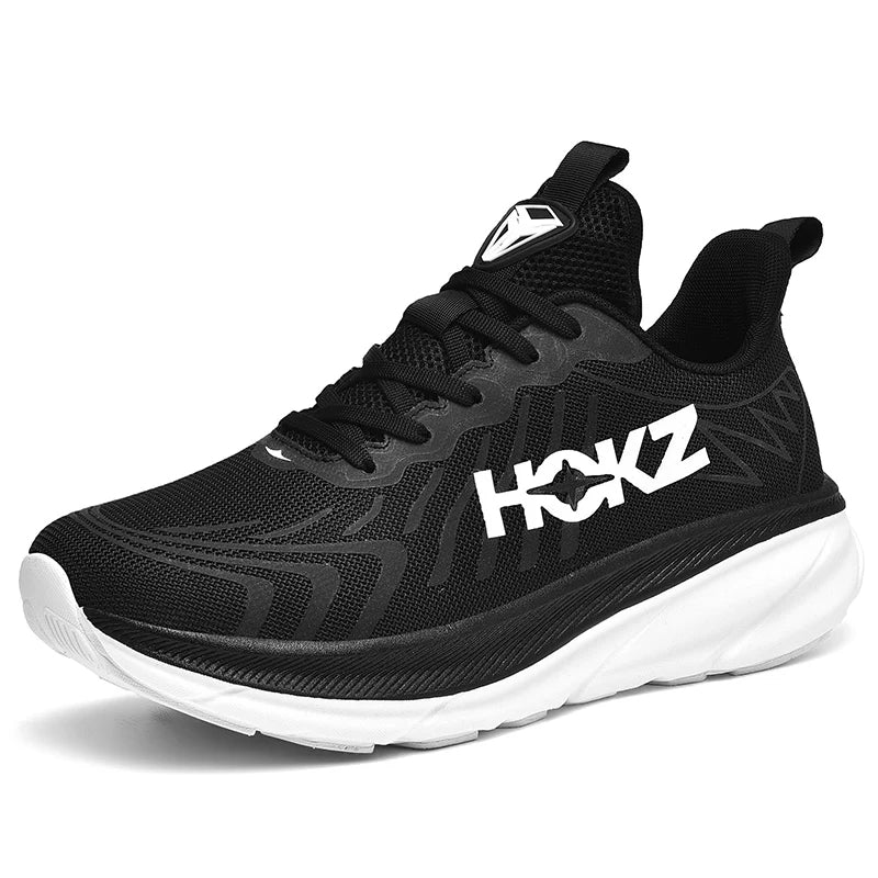 Scarpa da corsa nera e bianca, design moderno, suola ammortizzata, logo HOKZ, ideale per sport e attività all'aperto.