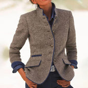 Giacca donna elegante in lana grigia, stile casual chic, con bottoni e dettagli blu. Ideale per moda autunno-inverno.